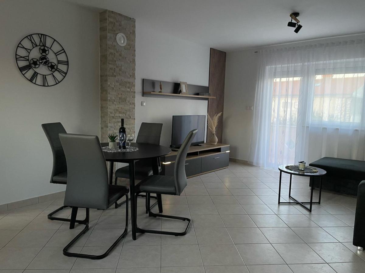 Apartments Elvira Krk Town Buitenkant foto