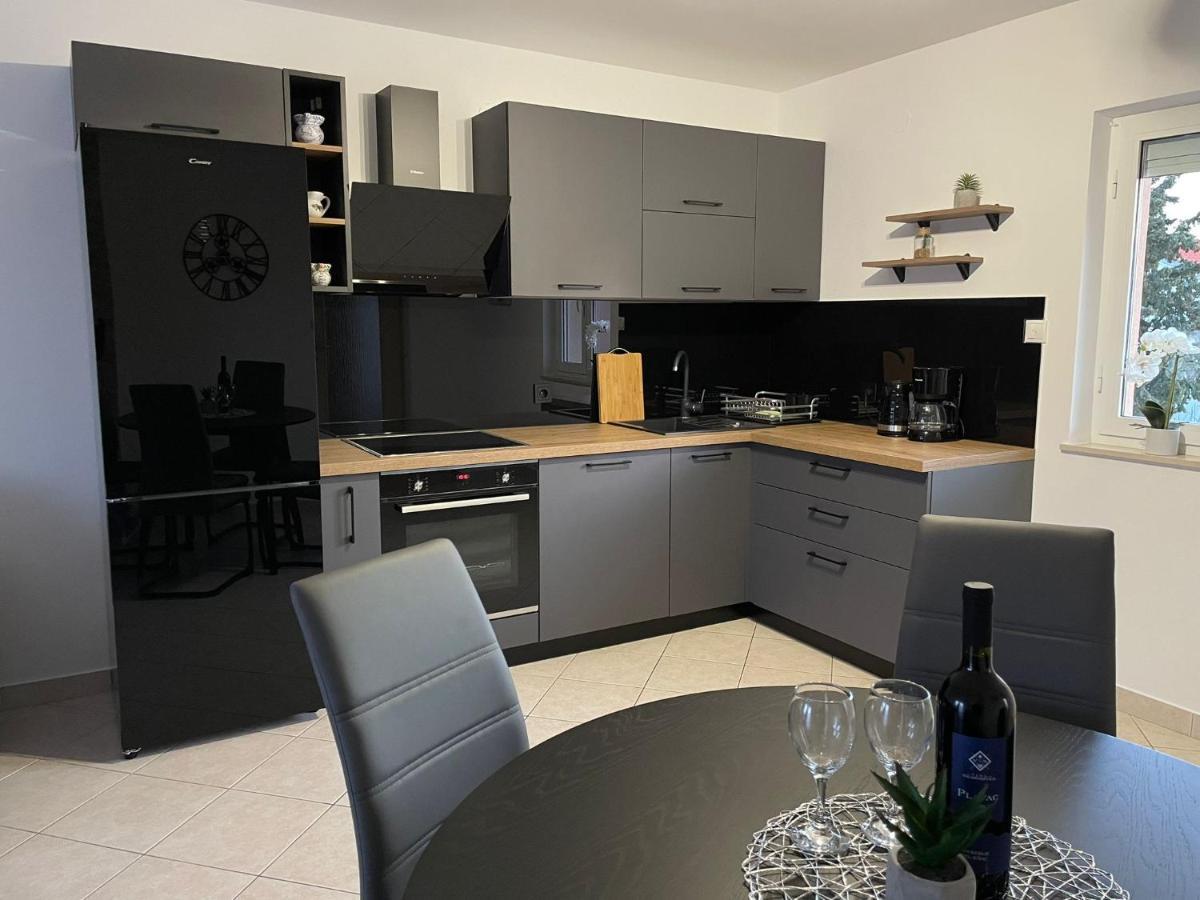 Apartments Elvira Krk Town Buitenkant foto